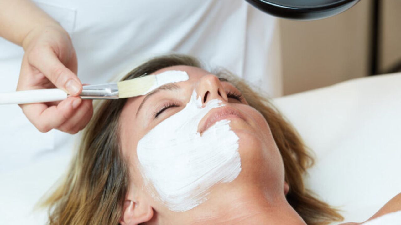 Peeling Químico: Renovação e Vitalidade para sua Pele